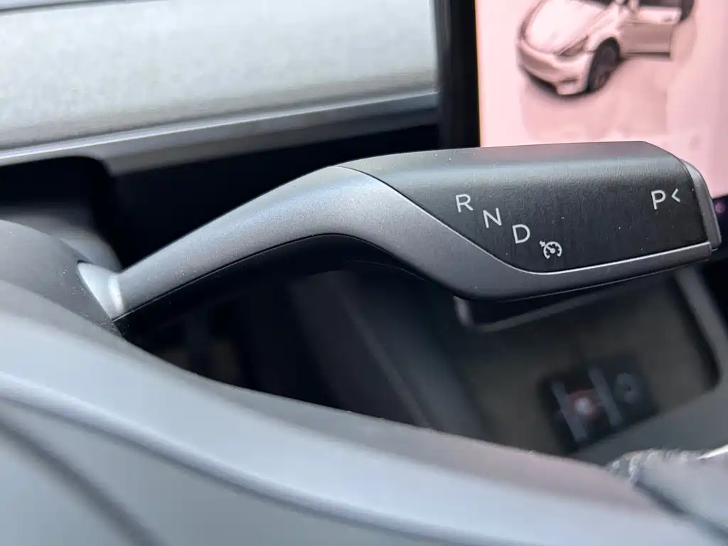 Tesla Model Y — миниатюра 15