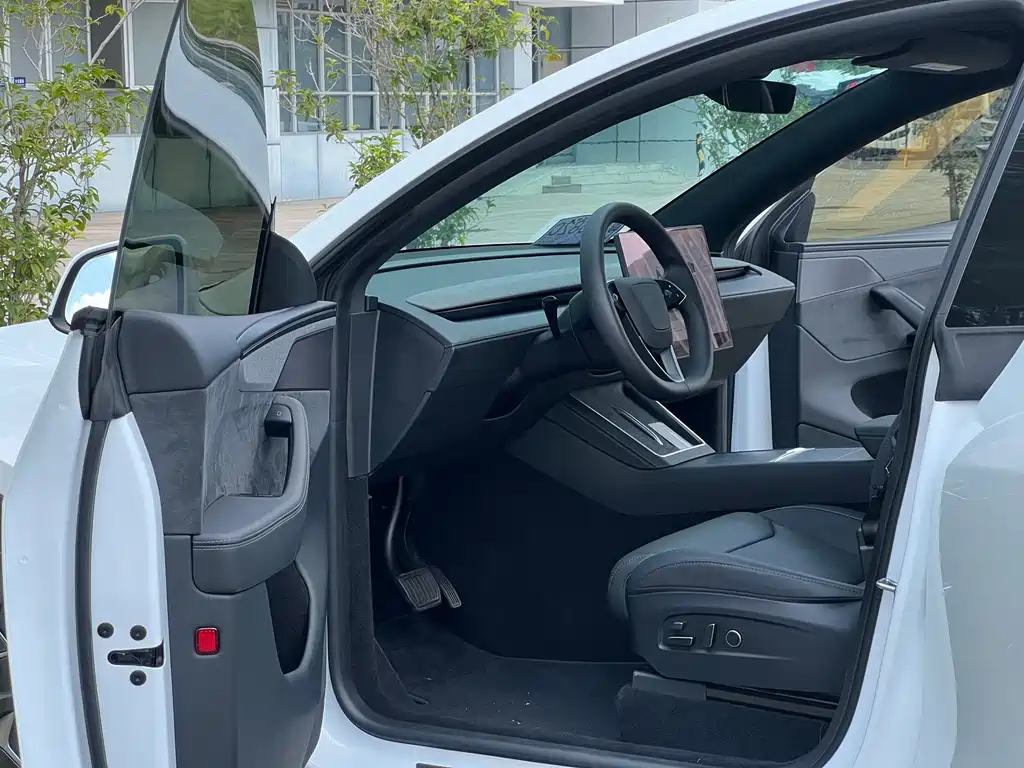 Tesla Model Y L — миниатюра 10