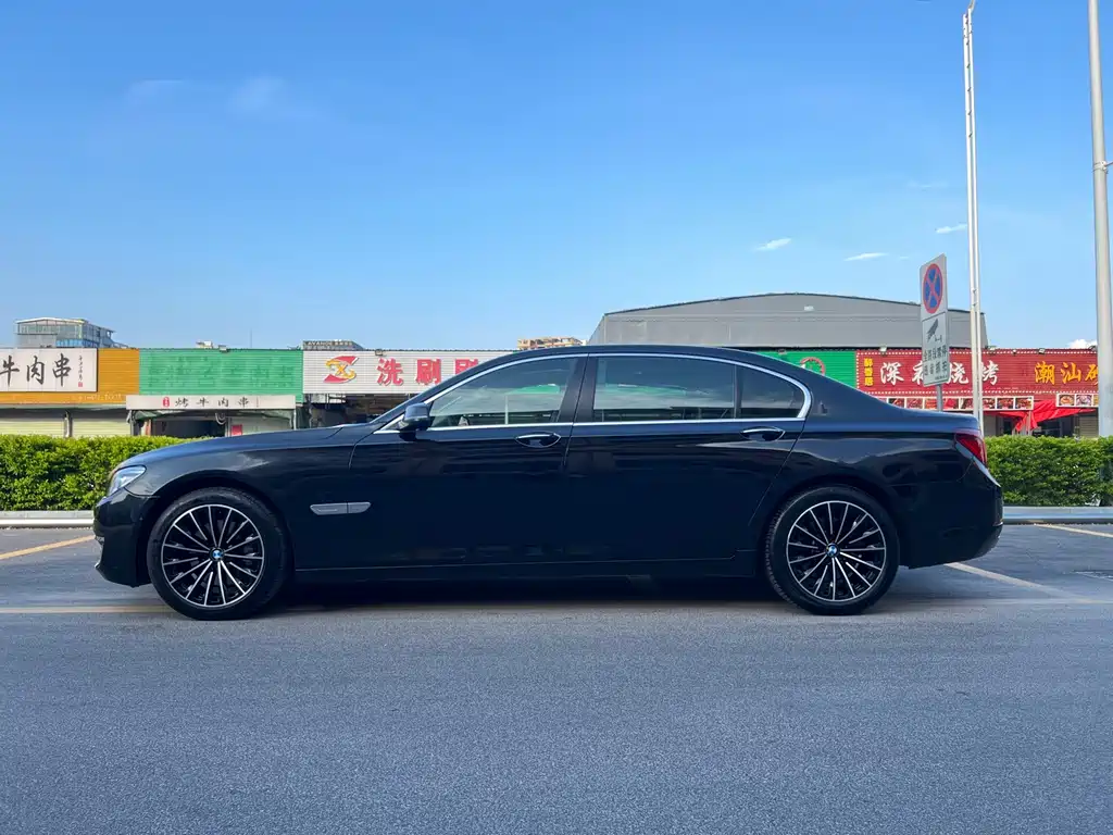 BMW 7 Series — миниатюра 8