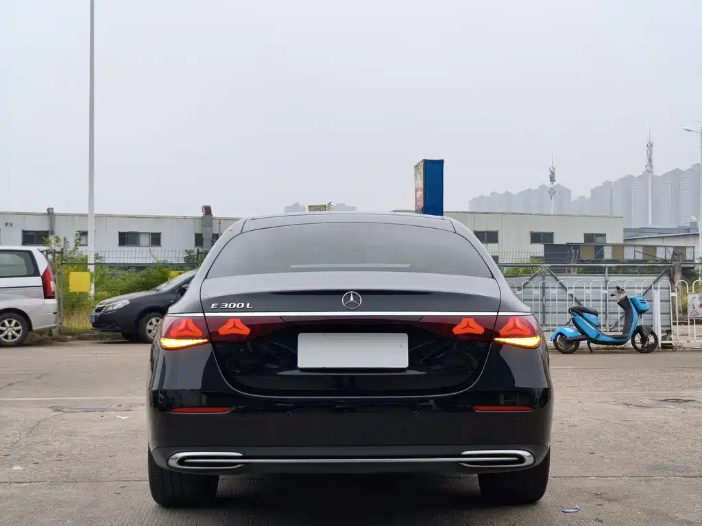 Mercedes-Benz E-Class — миниатюра 9