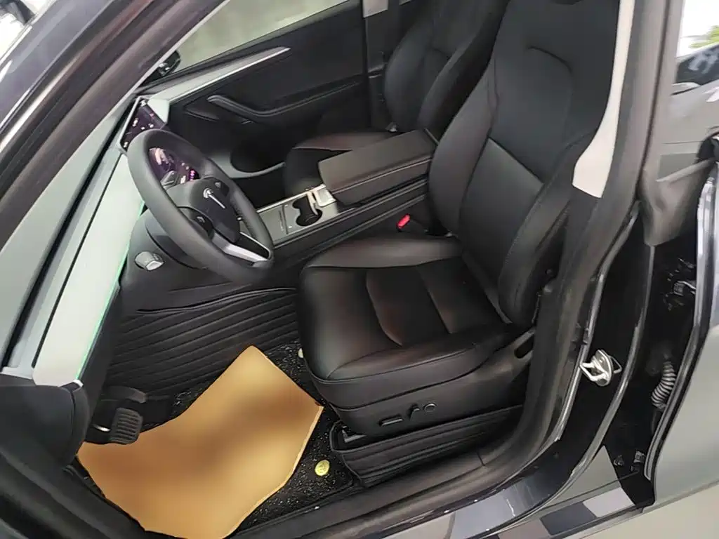 Tesla Model Y — миниатюра 15
