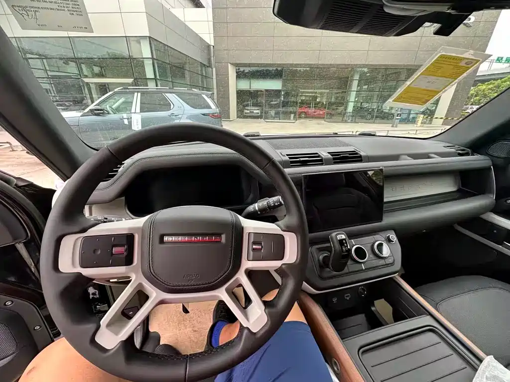 Land Rover Defender — миниатюра 7