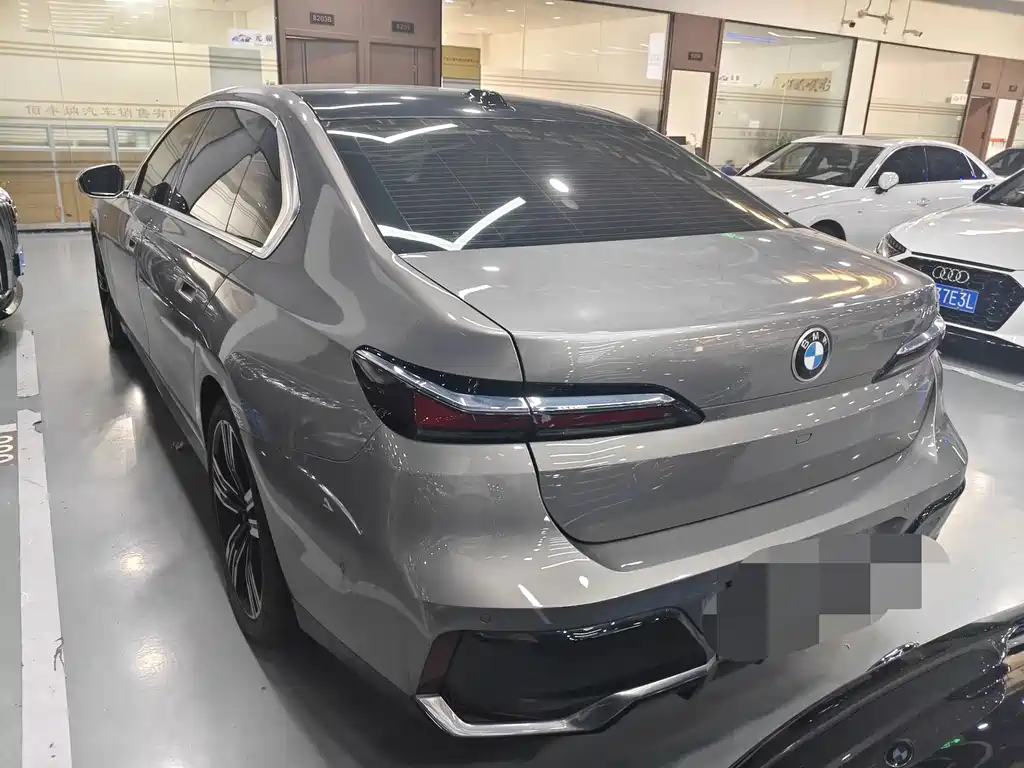 BMW 7 Series — миниатюра 23