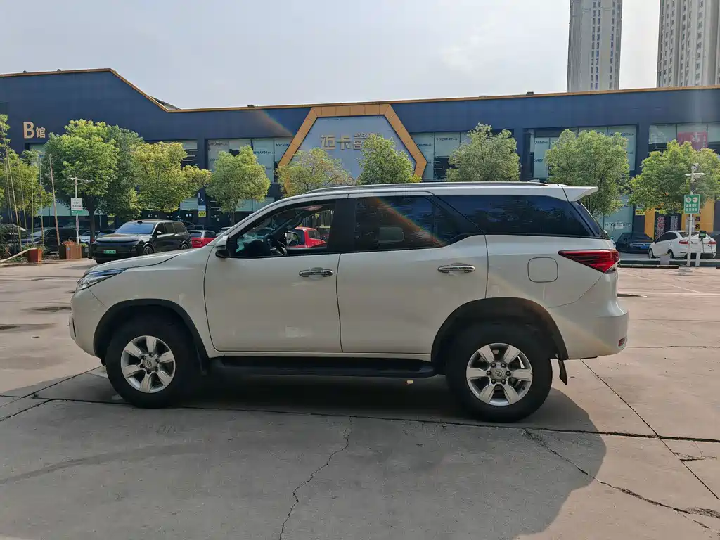 Toyota Fortuner — миниатюра 7