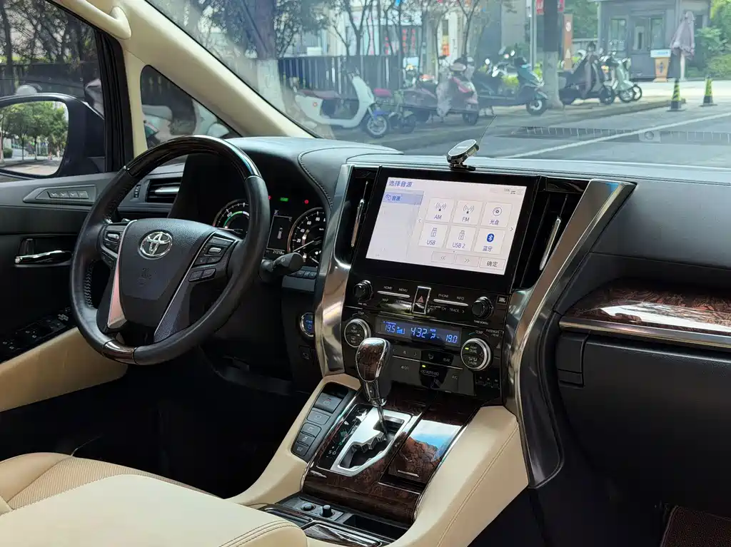 Toyota Alphard — миниатюра 10