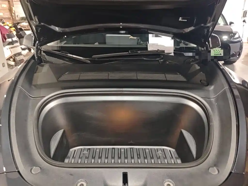 Tesla Model Y — миниатюра 20