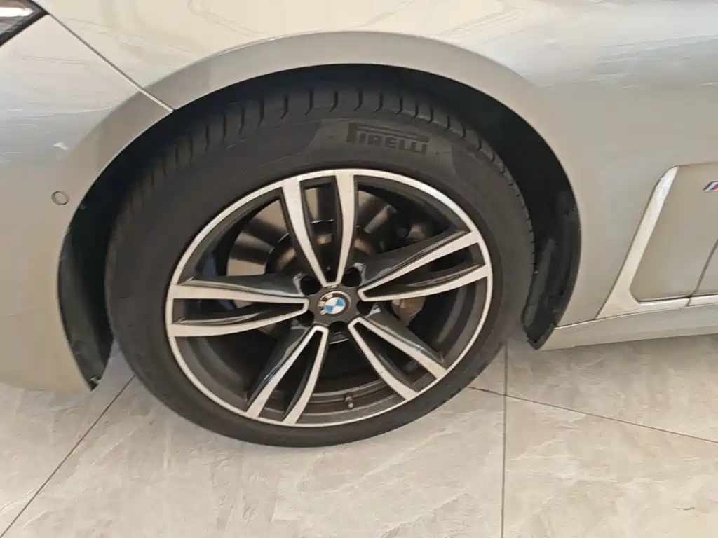 BMW 7 Series — миниатюра 23