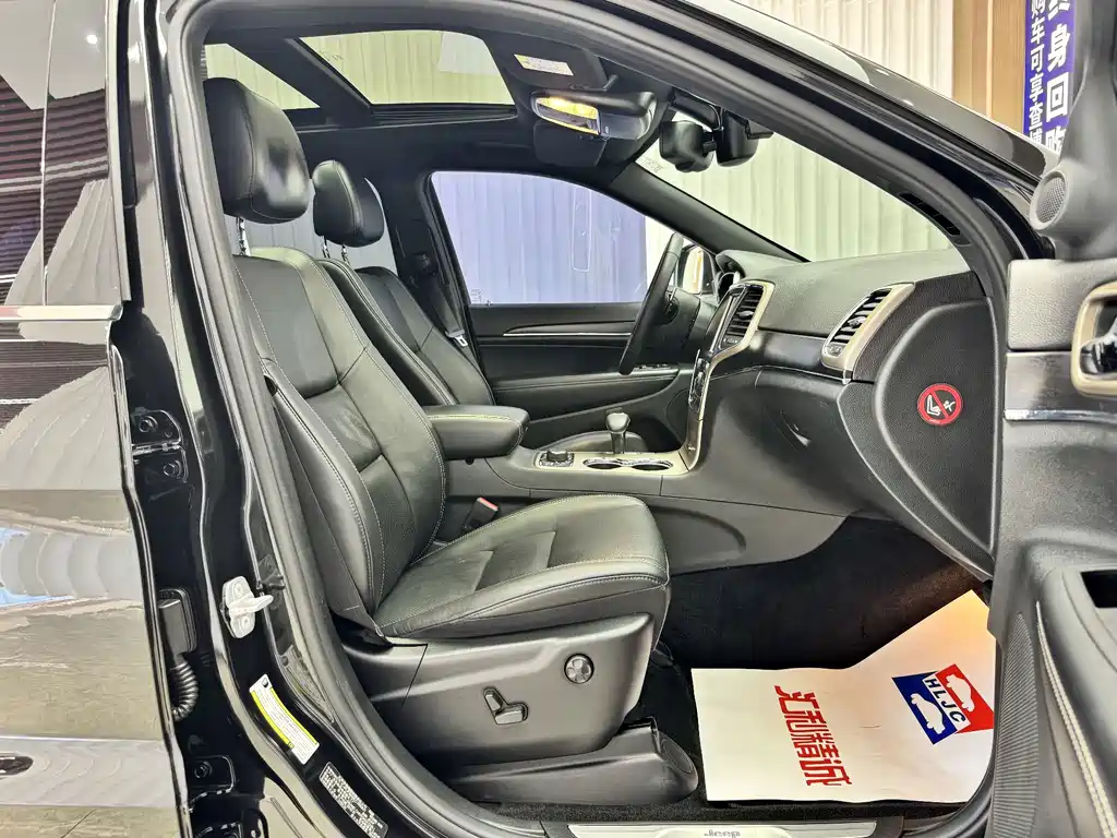 Jeep Grand Cherokee (Import) — миниатюра 16