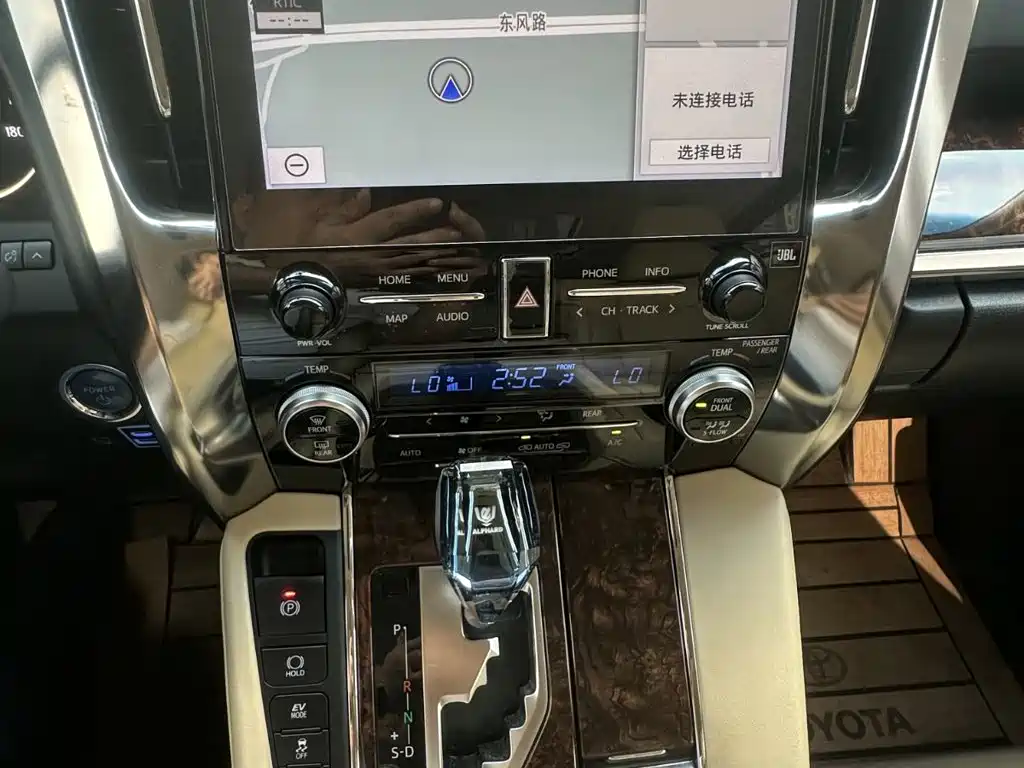 Toyota Alphard — миниатюра 12