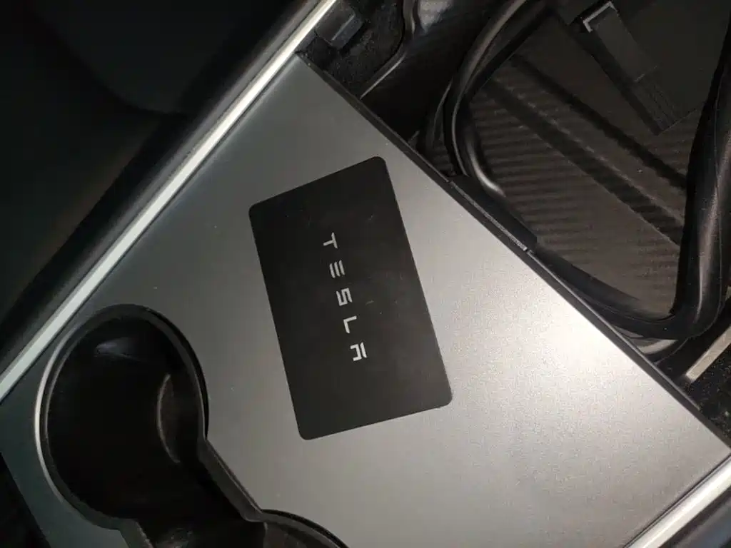 Tesla Model Y — миниатюра 9