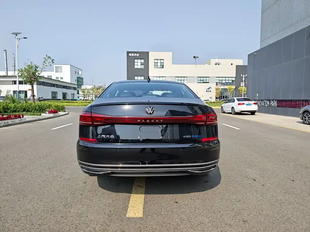 Volkswagen Passat PHEV — миниатюра 9