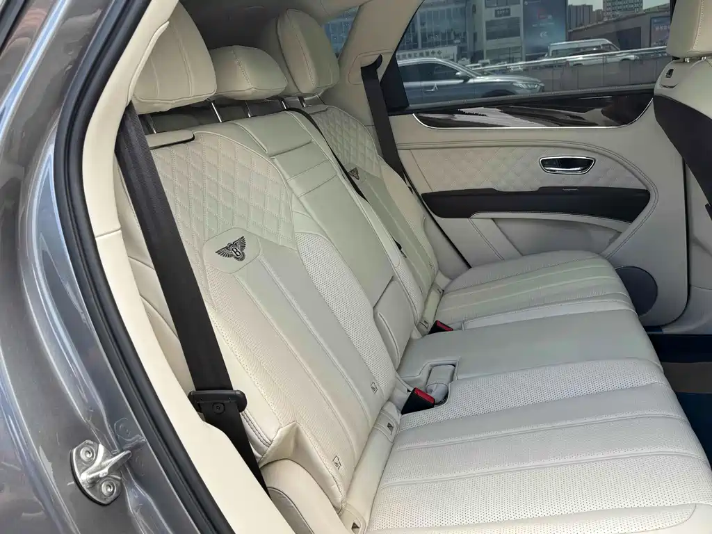 Bentley Bentayga PHEV — миниатюра 17