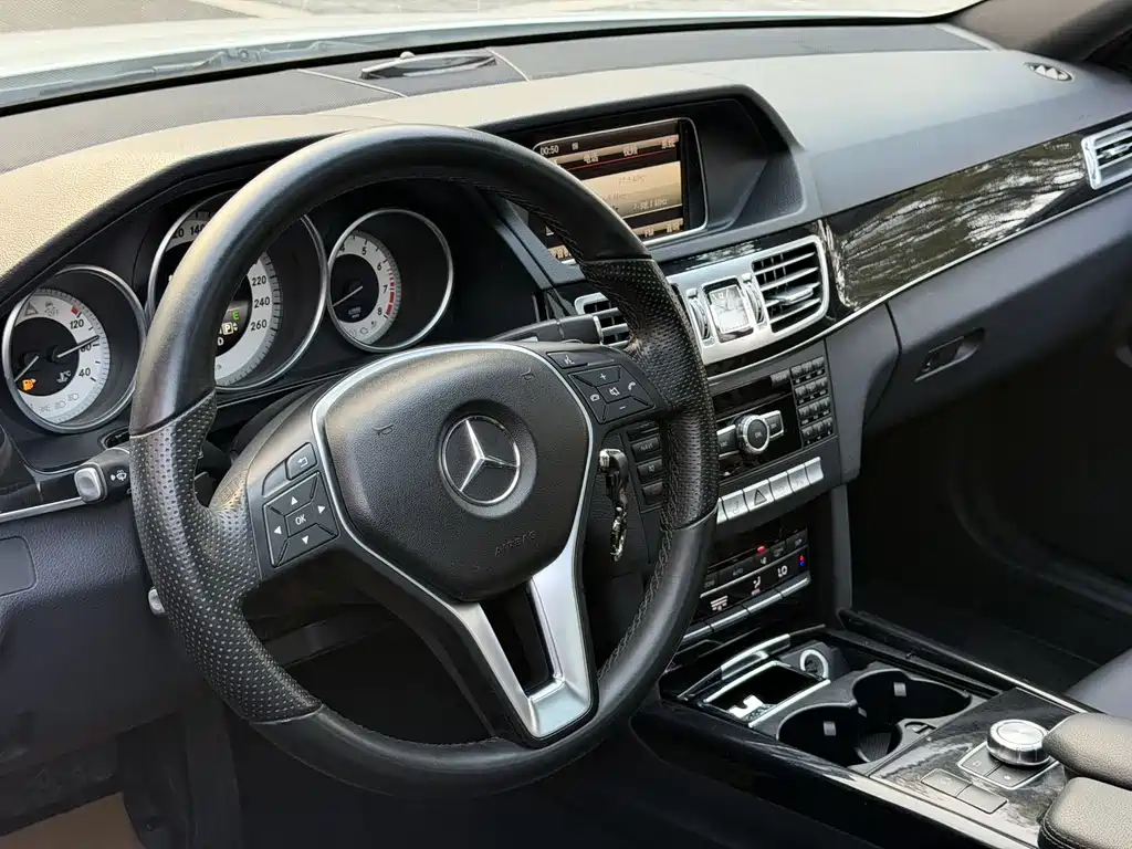 Mercedes-Benz E-Class — миниатюра 7