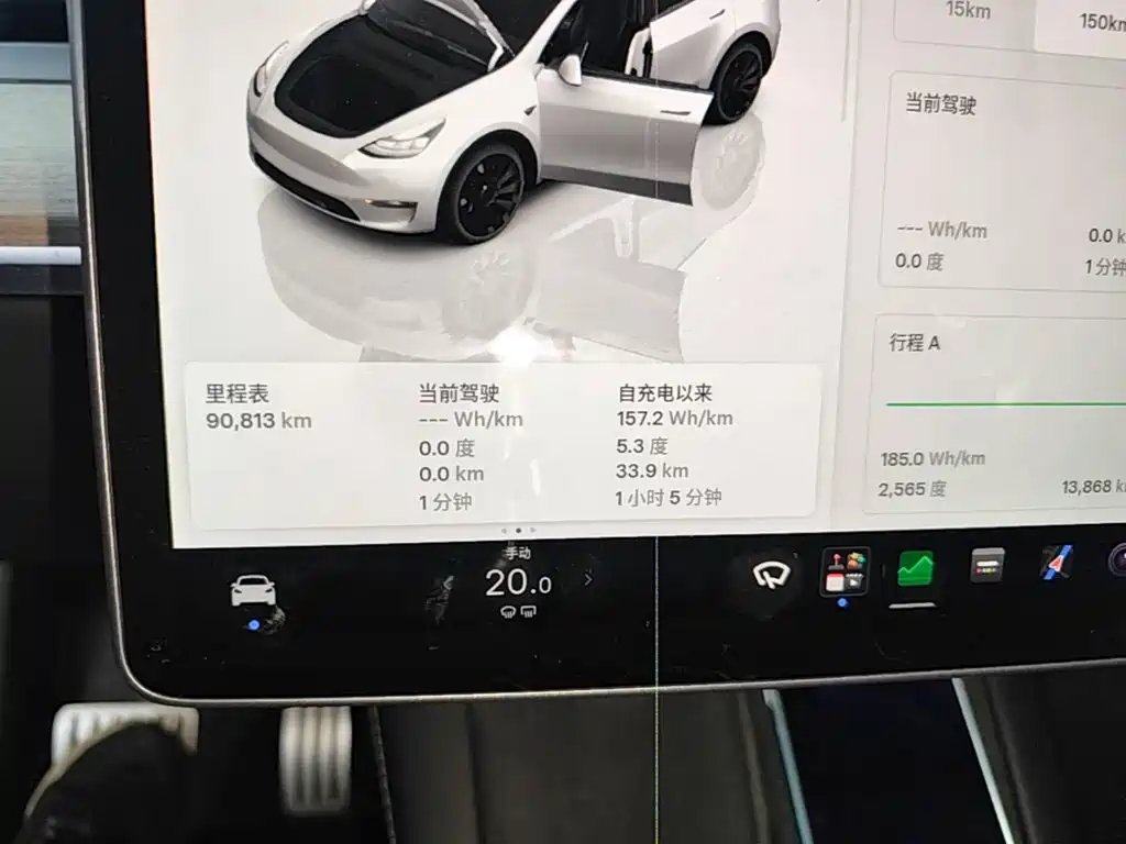 Tesla Model Y — миниатюра 12