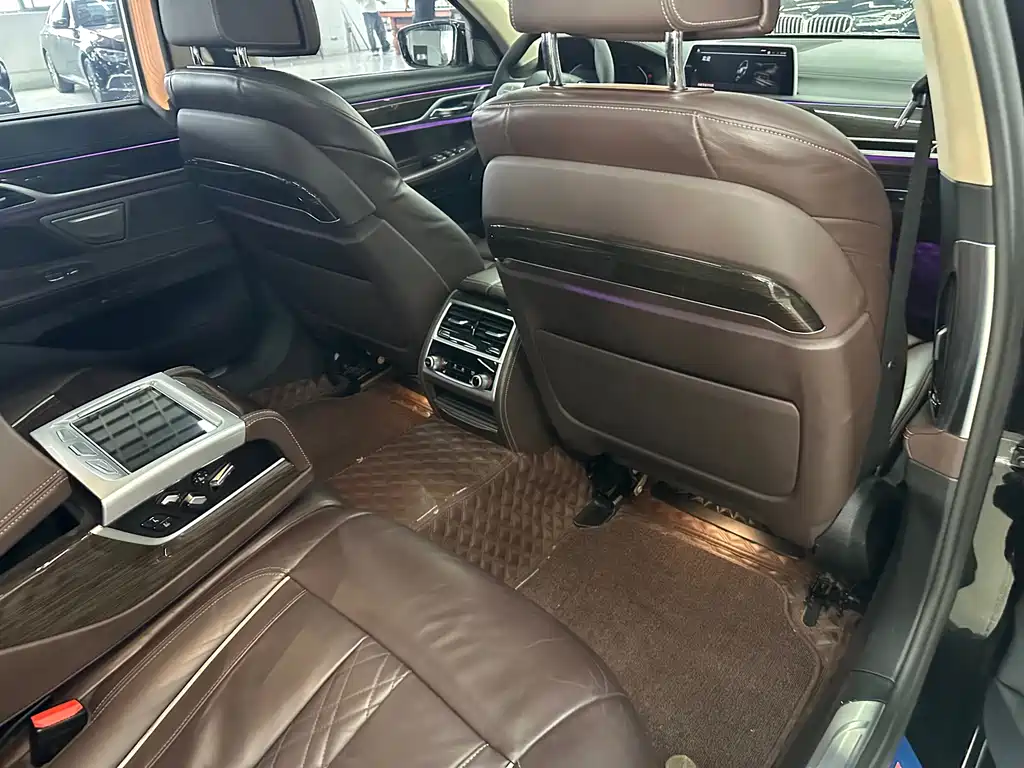 BMW 7 Series — миниатюра 8