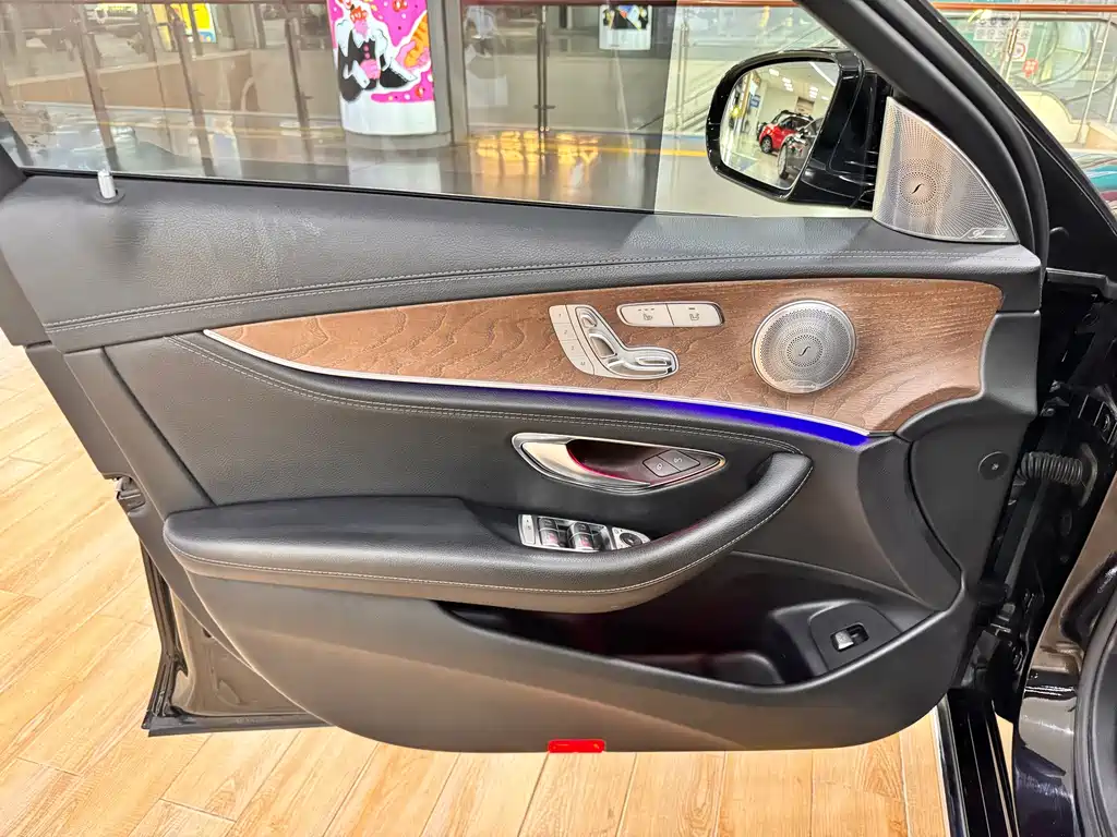 Mercedes-Benz E-Class — миниатюра 11