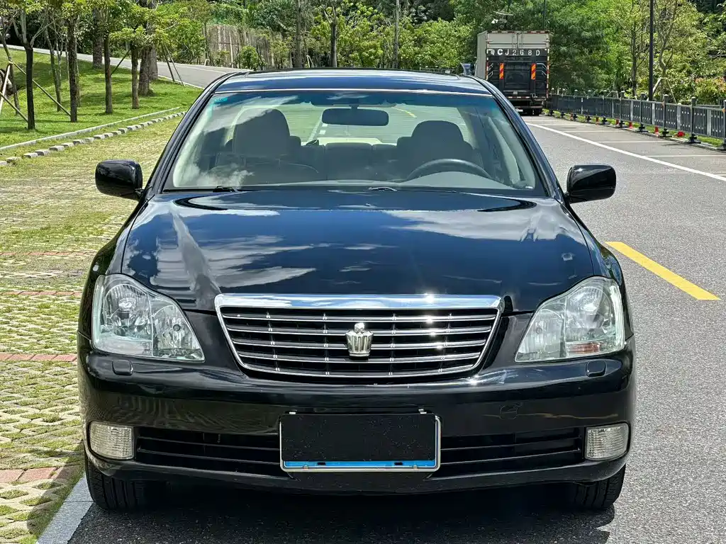 Toyota Crown — миниатюра 2