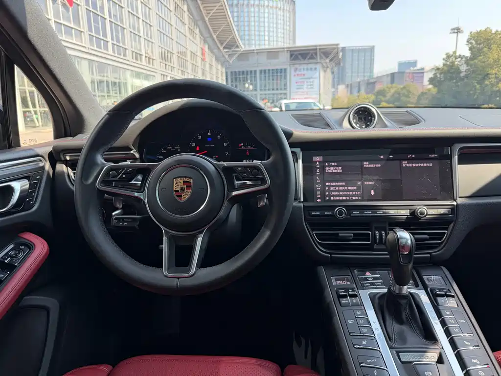 PORSCHE MACAN
