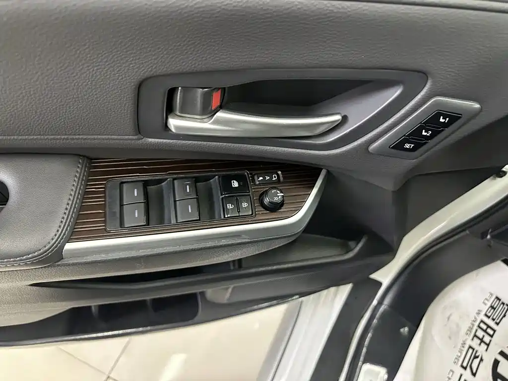 Toyota Granvia — миниатюра 17