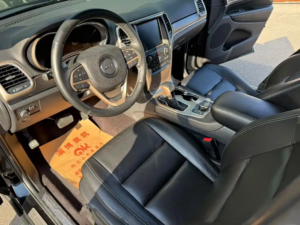 Jeep Grand Cherokee (Import) — миниатюра 3