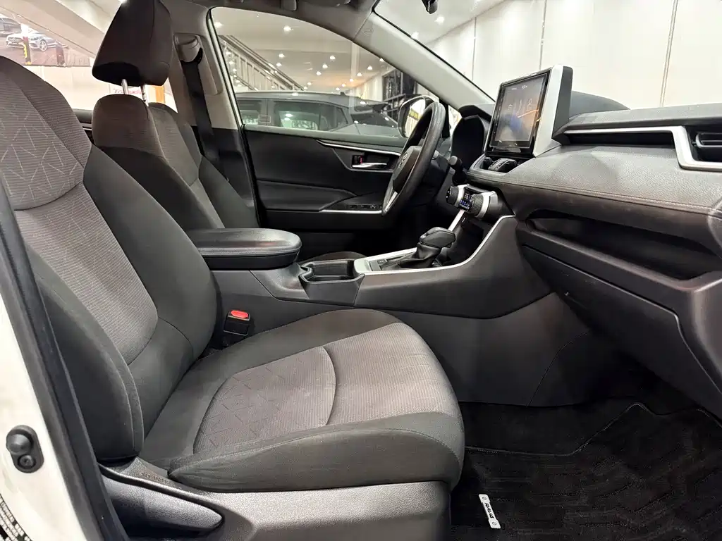 Toyota RAV4 — миниатюра 10