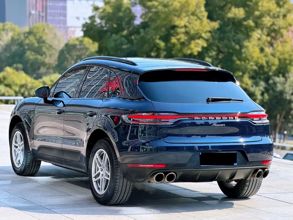 PORSCHE MACAN