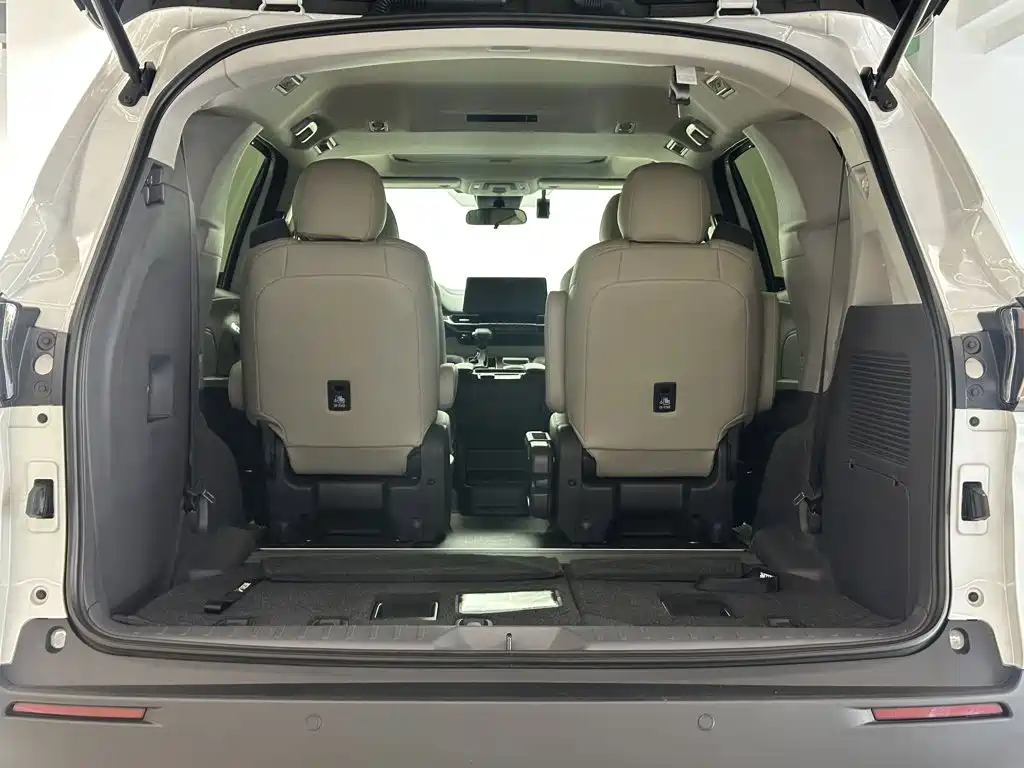 Toyota Sienna — миниатюра 18