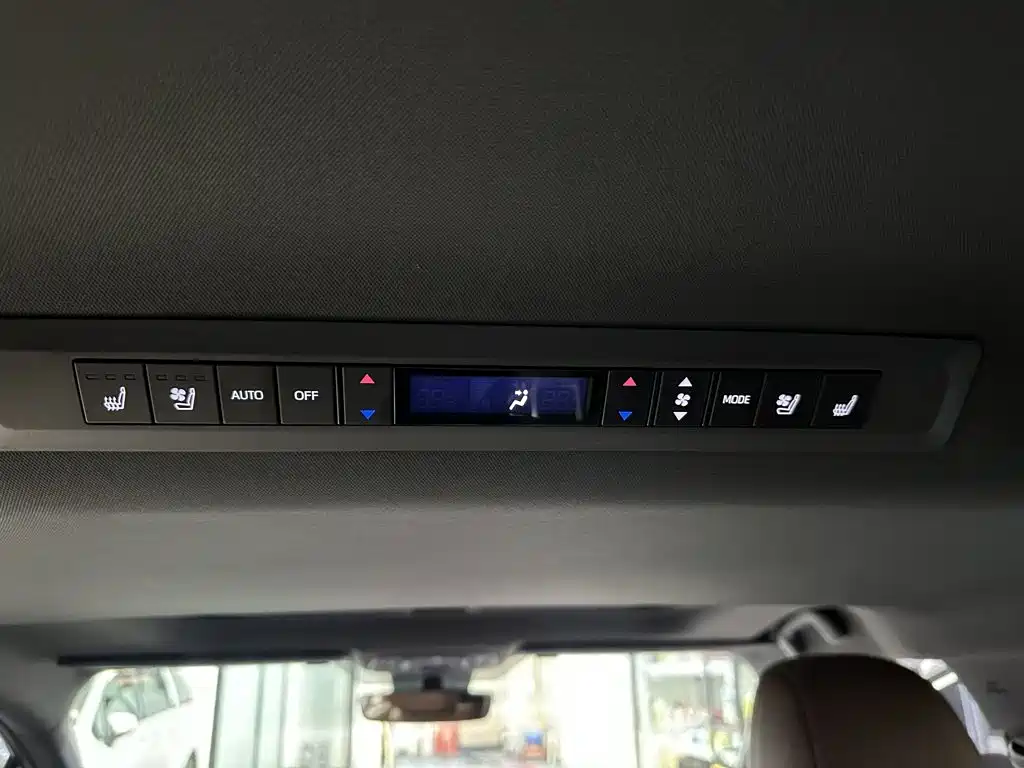 Toyota Sienna — миниатюра 2