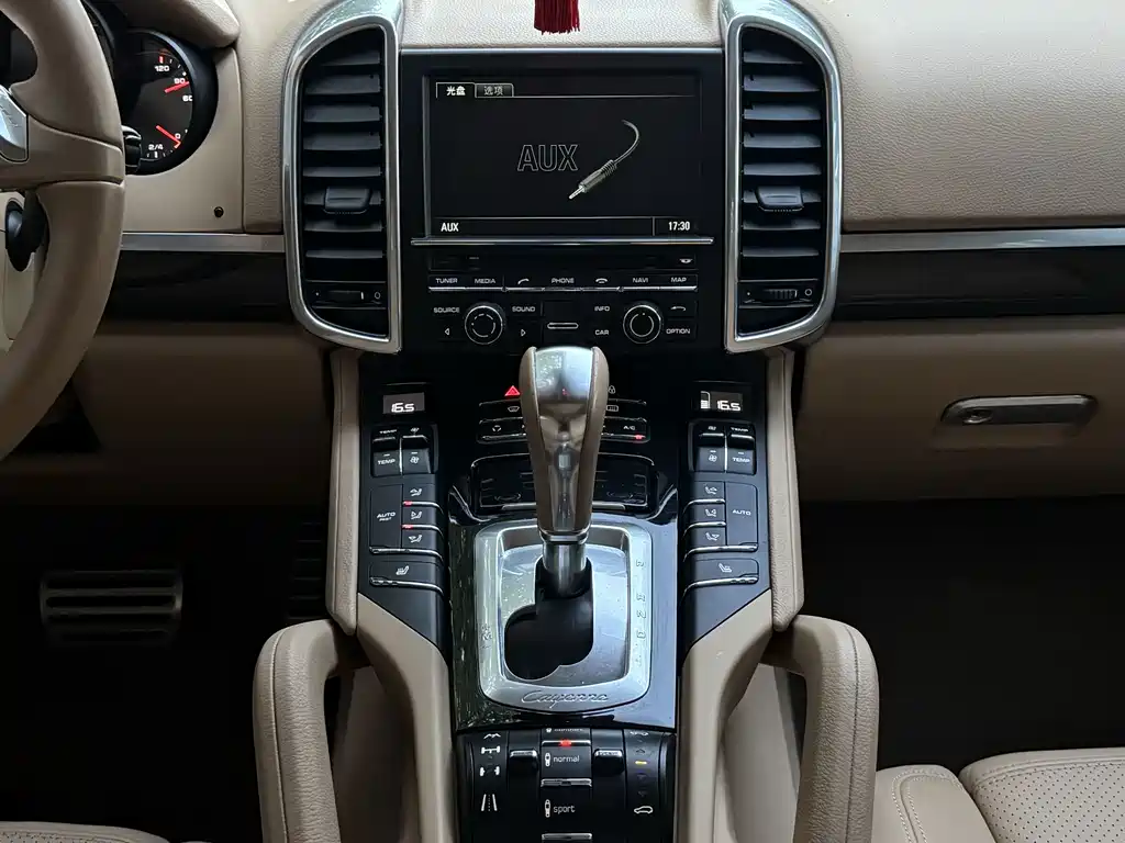 Porsche Cayenne — миниатюра 27