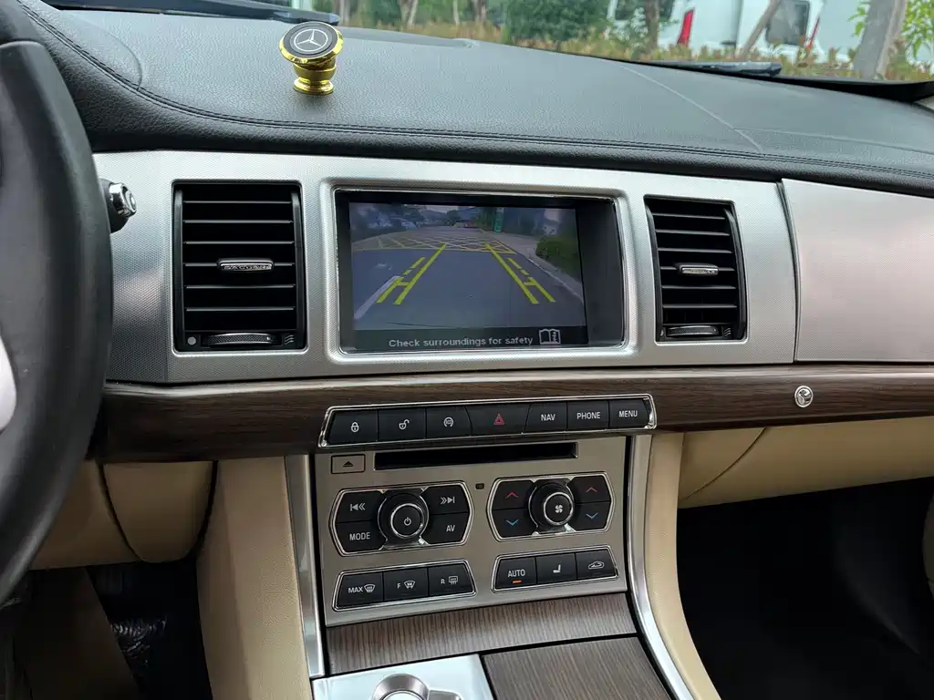 Jaguar XF — миниатюра 10
