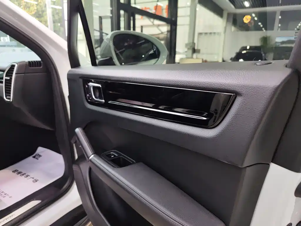 Porsche Cayenne — миниатюра 23