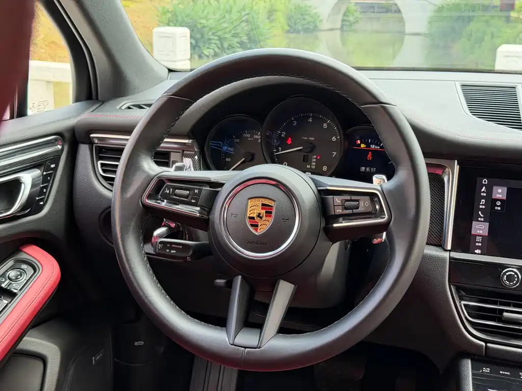 Porsche Macan — миниатюра 13