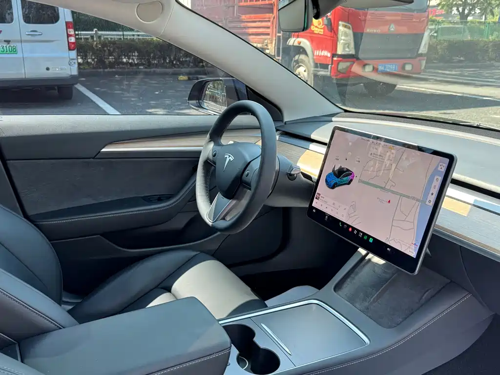 Tesla Model 3 — миниатюра 5