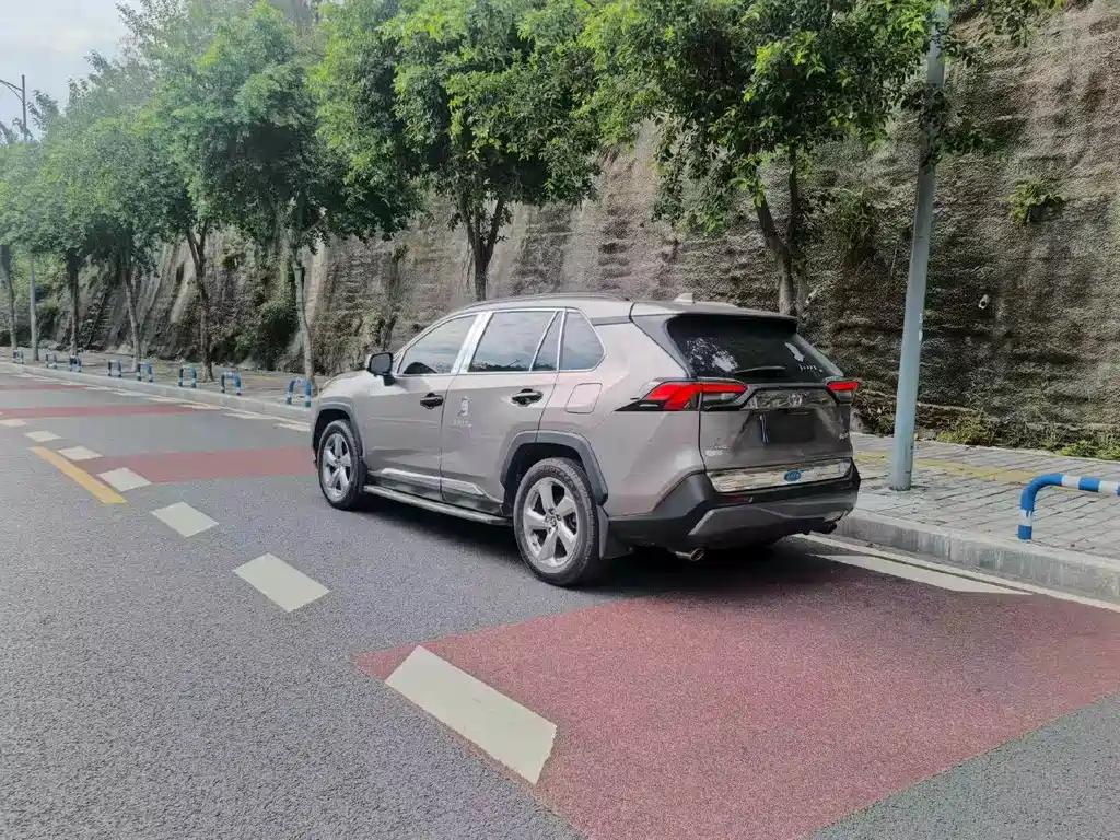 Toyota RAV4 — миниатюра 7