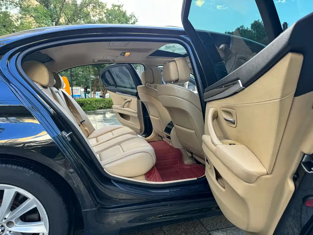 BMW 5 Series — миниатюра 10