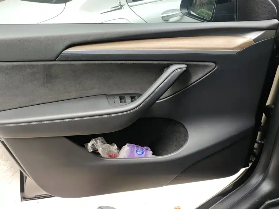 Tesla Model Y — миниатюра 7