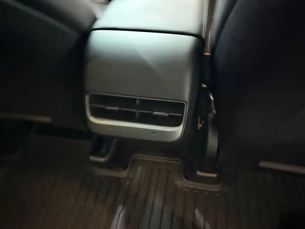 Tesla Model Y — миниатюра 9