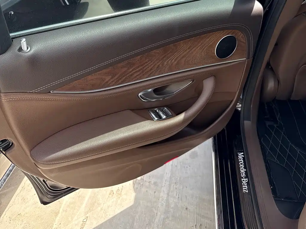 Mercedes-Benz E-Class — миниатюра 8