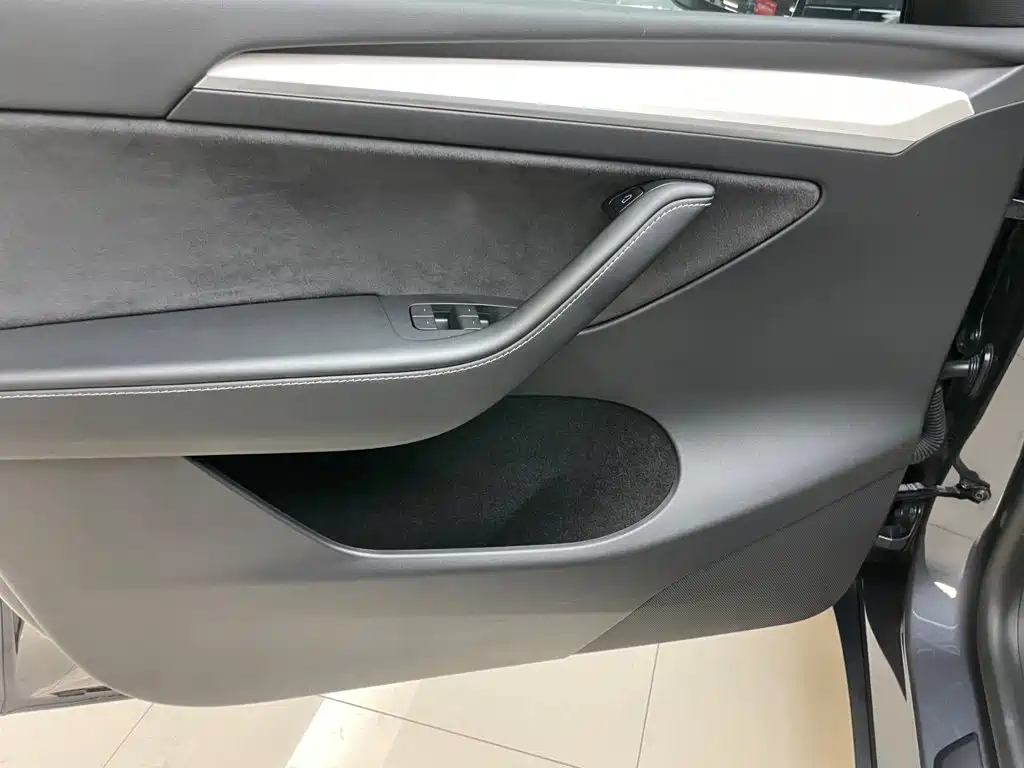 Tesla Model Y — миниатюра 7