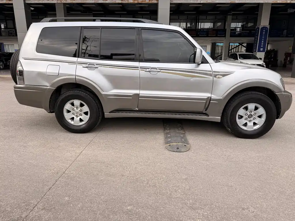 Mitsubishi Pajero (Import) — миниатюра 5