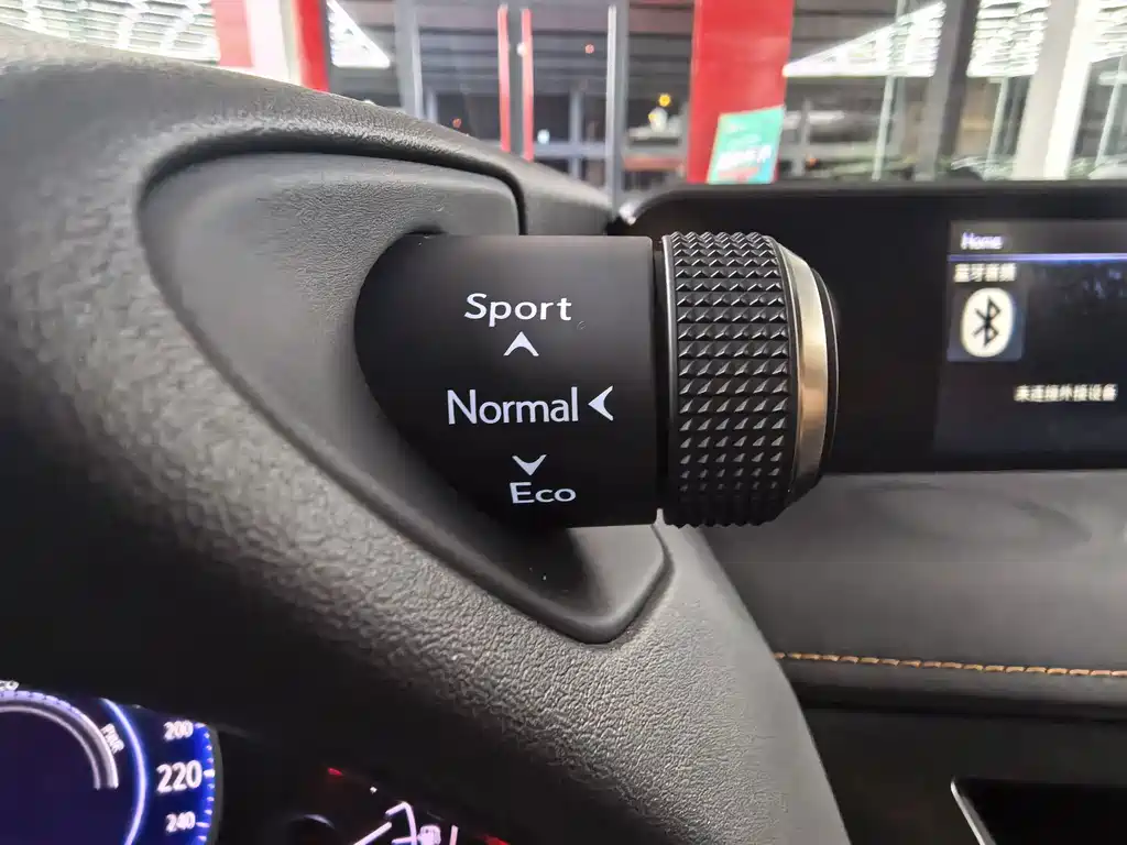 Lexus UX — миниатюра 17