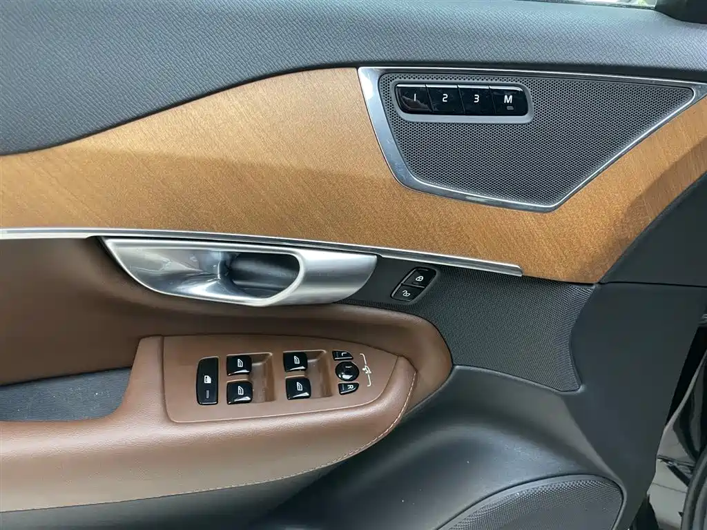 Volvo XC90 2024 B6 Luxury 7 мест