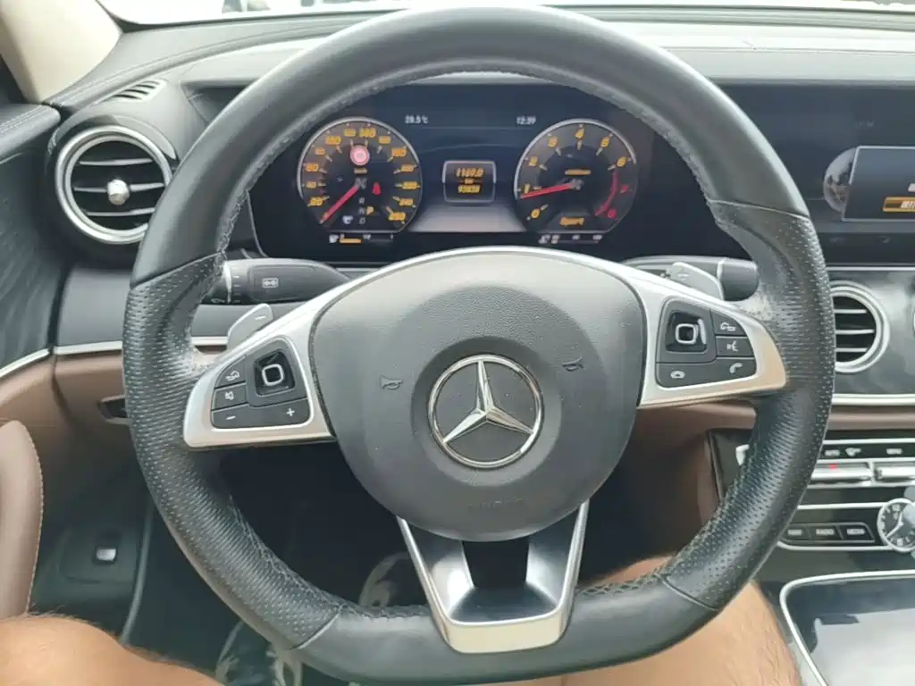 Mercedes-Benz E-Class — миниатюра 11