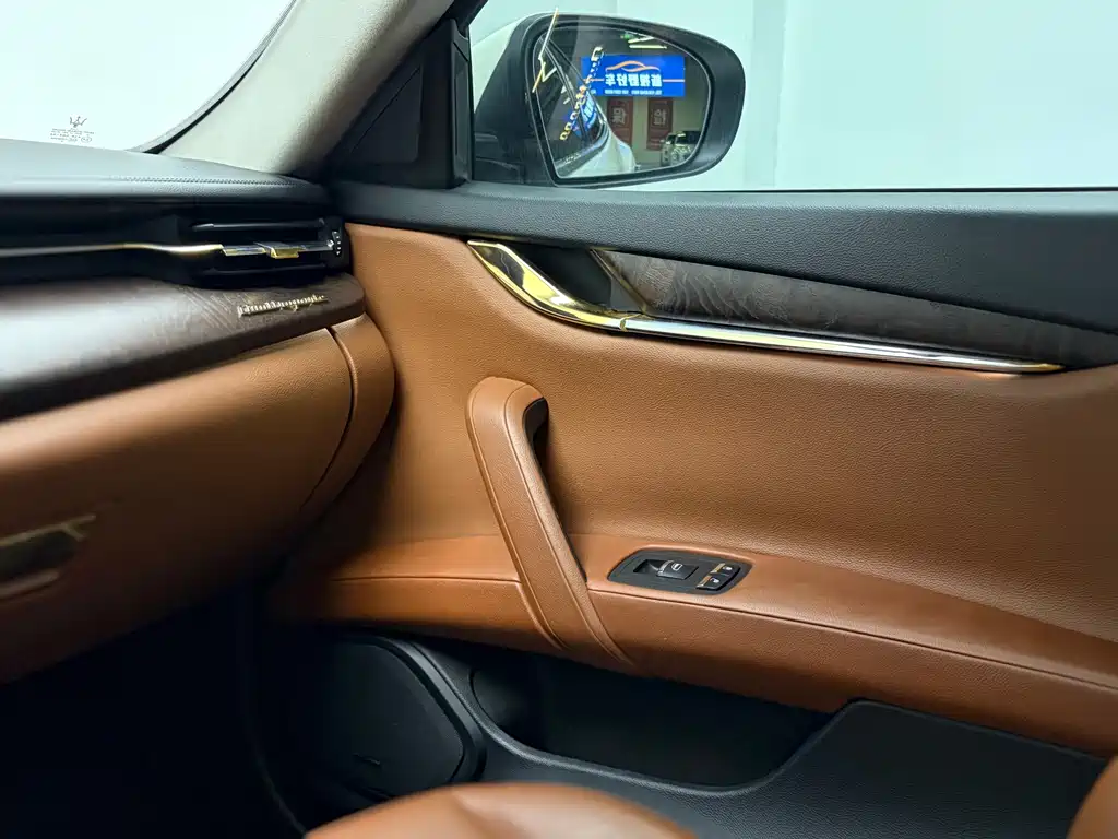 Maserati Quattroporte — миниатюра 7