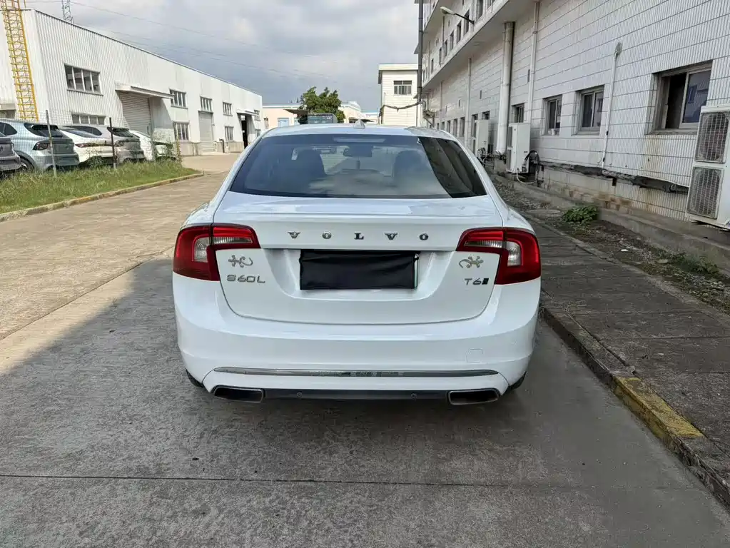 Volvo S60 PHEV — миниатюра 10