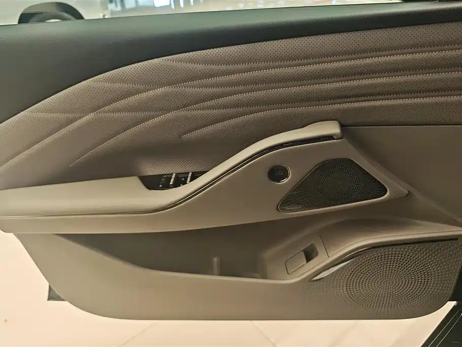 Geely Galaxy Galaxy 8 8 2025 60km EM-i Luxury