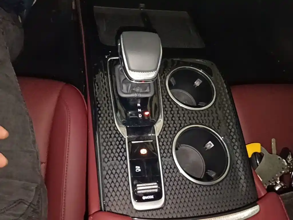 Hongqi Hongqi HS3 PHEV — миниатюра 14