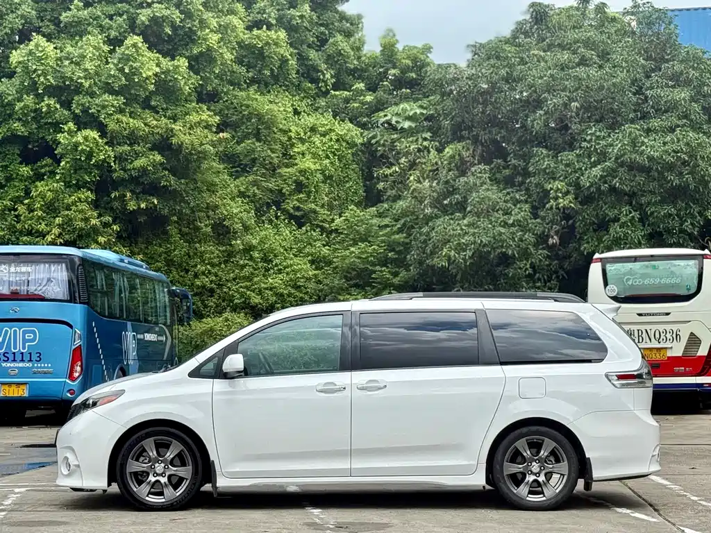 Toyota Sienna — миниатюра 5
