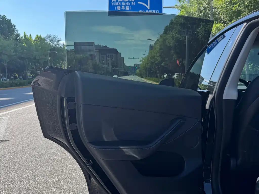 Tesla Model Y — миниатюра 21