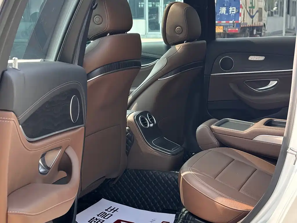 Mercedes-Benz E-Class — миниатюра 6